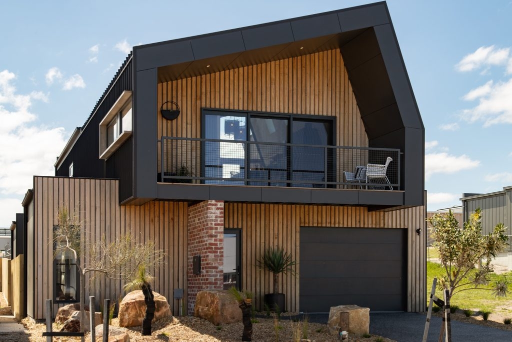 Our Cape project cleverly balances lighter colours using radial silvertop ash timber on the facade with dark Colorbond cladding on the balcony and chunky eaves.